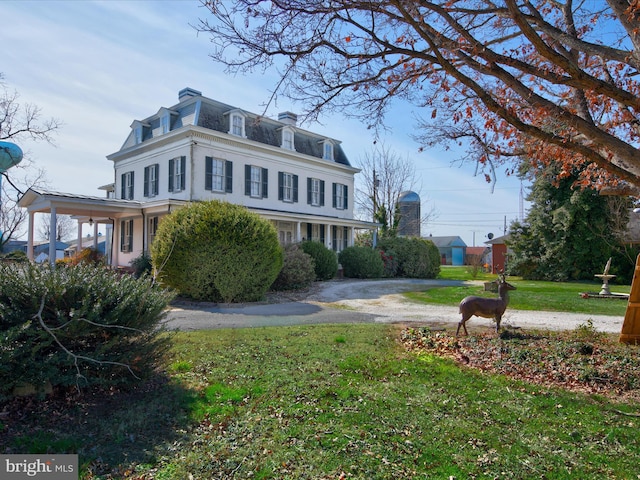 view of front of home featuring a front lawn