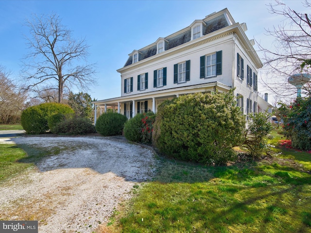 view of front of property with a front yard