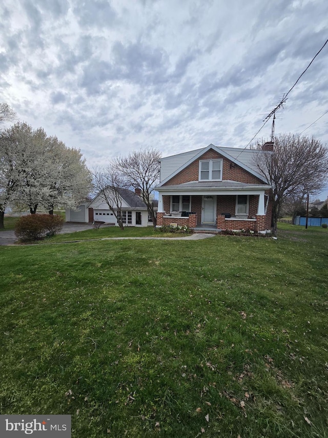 view of front of home featuring a porch and a front lawn