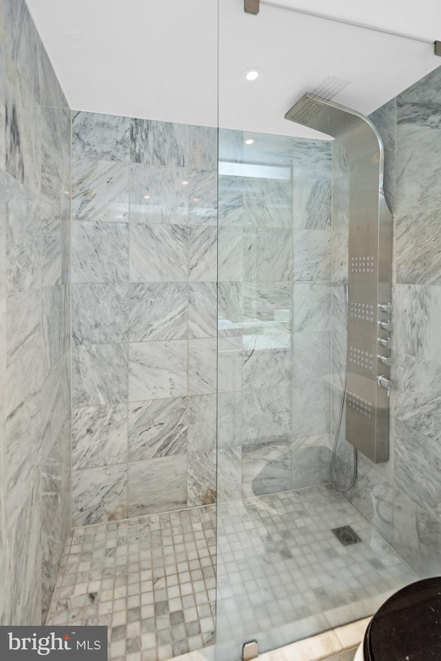 bathroom featuring a tile shower