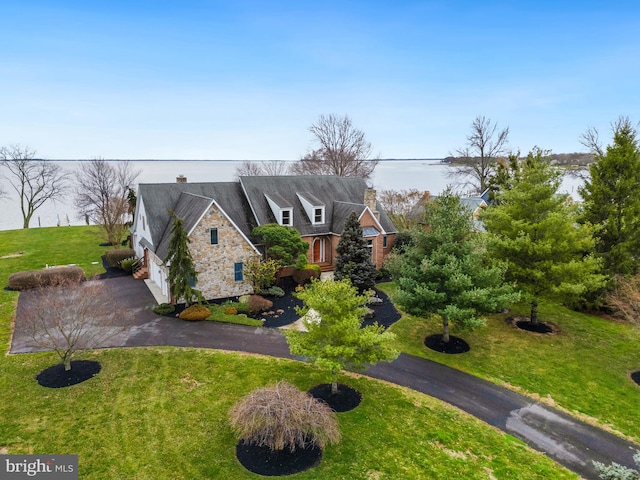 view of front of home featuring a front lawn and a garage