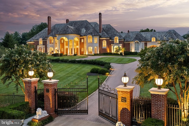 view of front of property featuring a yard