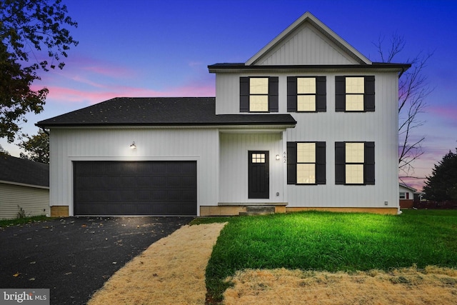 view of front of house featuring a lawn and a garage