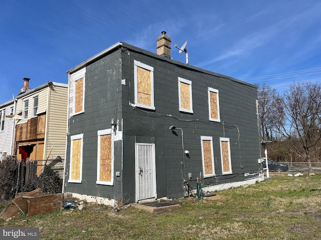 view of front of home featuring a front lawn