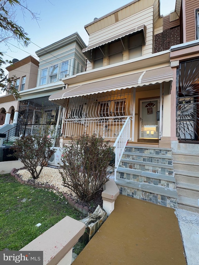 townhome / multi-family property featuring a porch