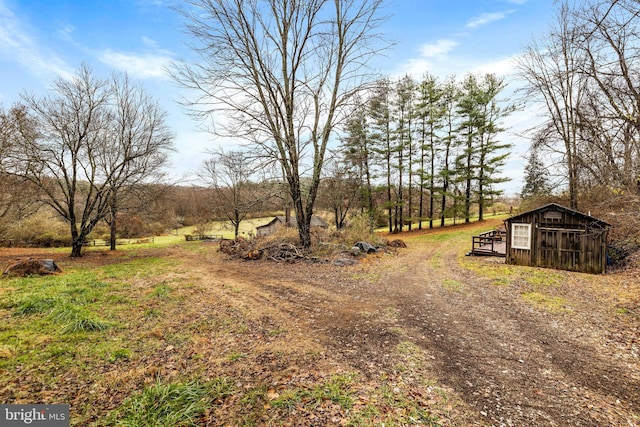 view of yard with an outdoor structure