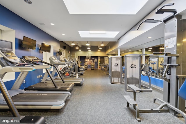 exercise room featuring a skylight