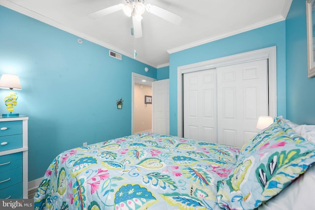 bedroom with ceiling fan, ornamental molding, and a closet