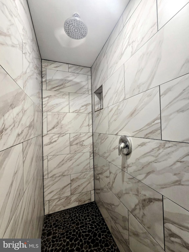 bathroom featuring a tile shower