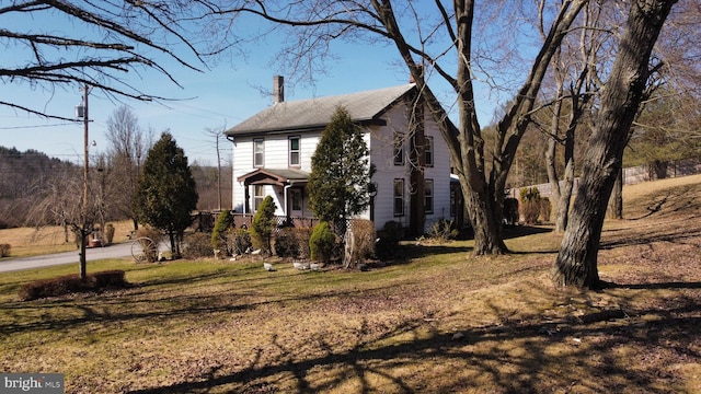 view of front of house featuring a front lawn