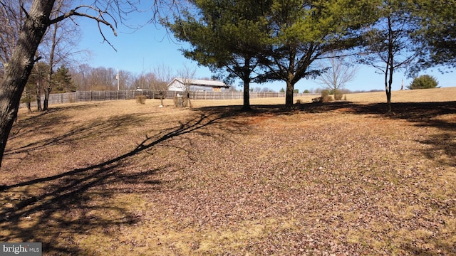 view of yard featuring a rural view