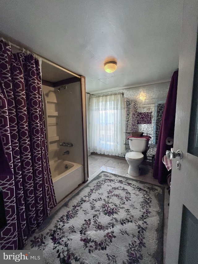 bathroom with toilet, tile flooring, shower / tub combo with curtain, and a textured ceiling