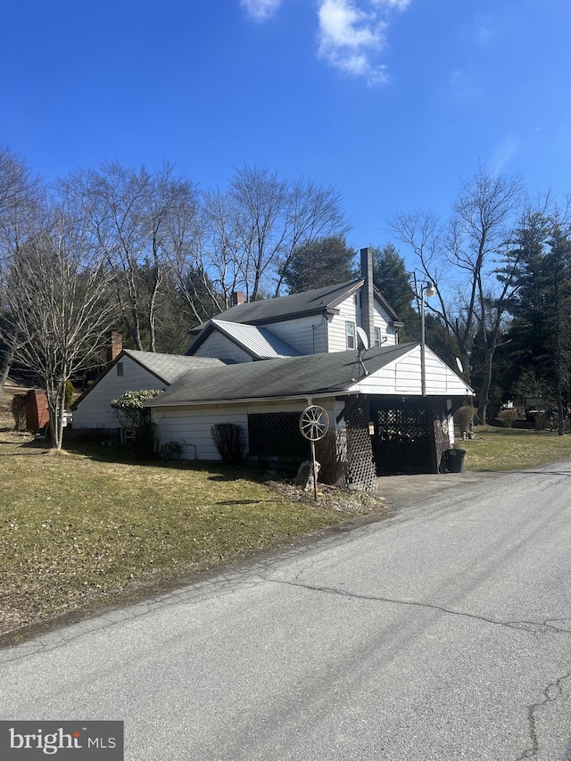 view of side of property featuring a lawn