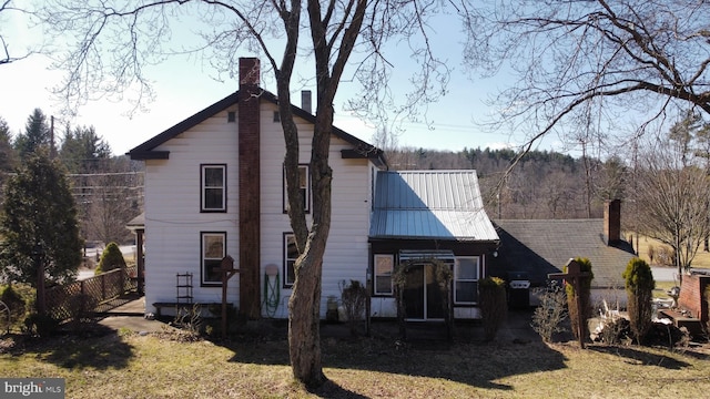 back of house featuring a lawn