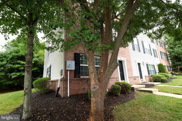 view of front of property featuring a front yard