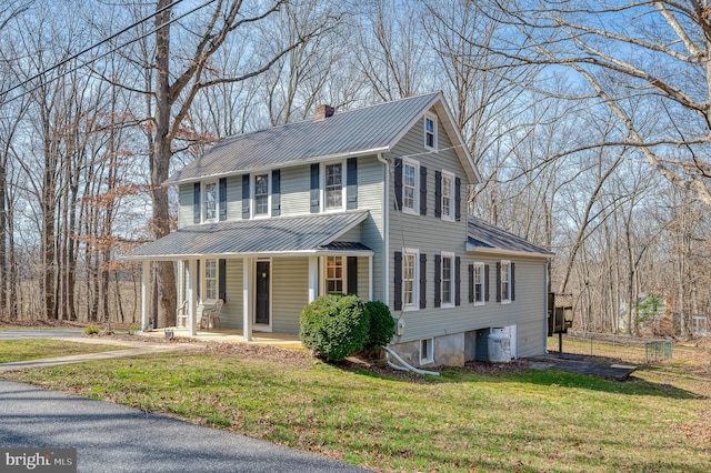 view of front facade featuring a front lawn