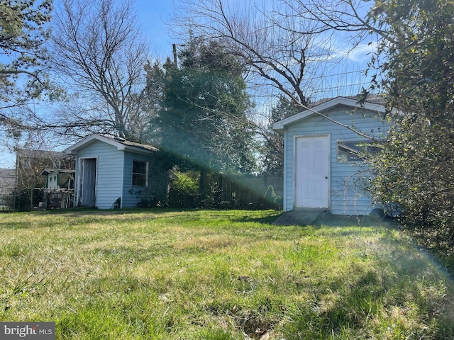 view of yard featuring a storage unit