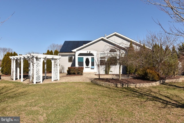 view of front of property featuring a pergola and a front lawn