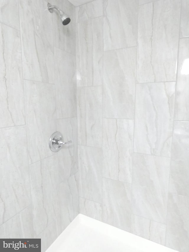 bathroom featuring a tile shower