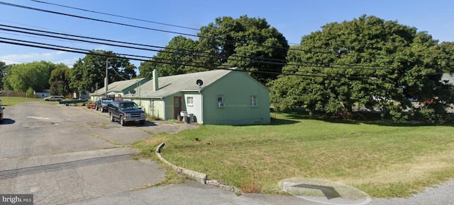 view of front of house with a front lawn