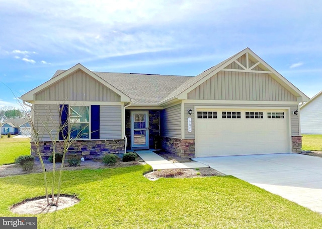 craftsman inspired home featuring a front lawn and a garage