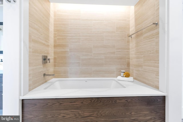 bathroom featuring tiled shower / bath combo