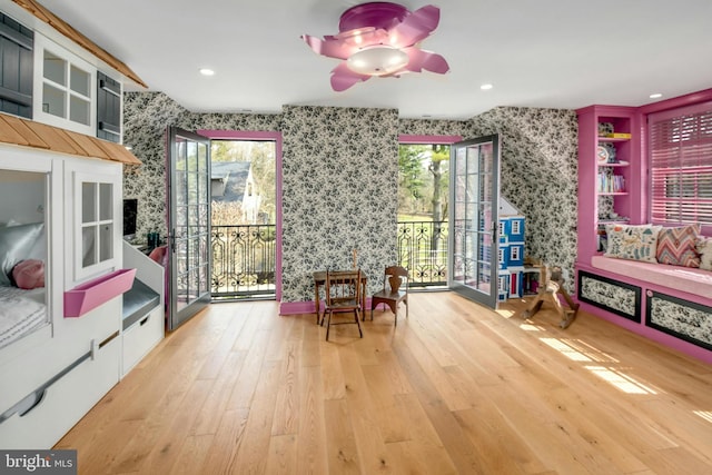 dining area with a wealth of natural light, light hardwood / wood-style floors, and ceiling fan