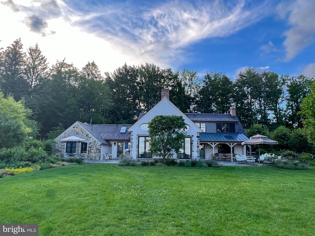 view of front facade featuring a front yard