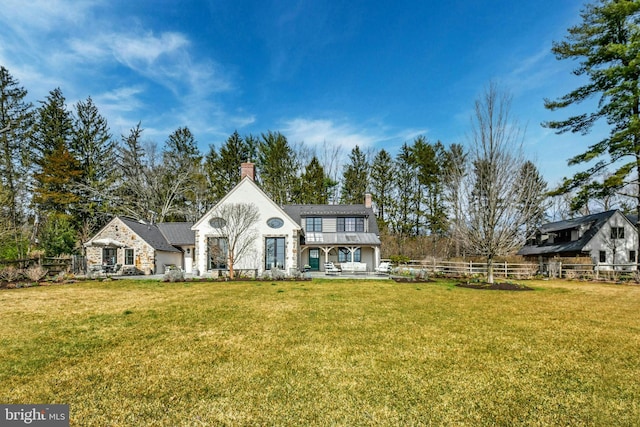 view of front of home featuring a front yard