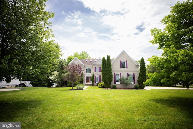 view of front facade featuring a front lawn