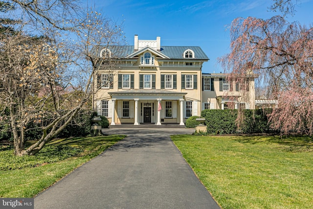 view of front of home featuring a front lawn