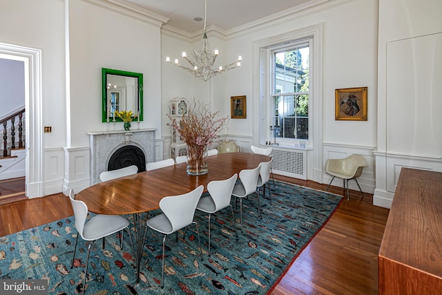 dining space featuring crown molding, dark hardwood / wood-style floors, and a notable chandelier