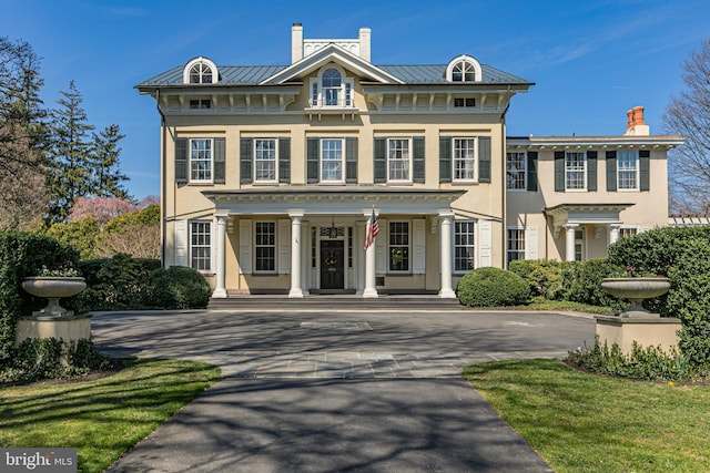 view of front of home featuring a porch and a front lawn