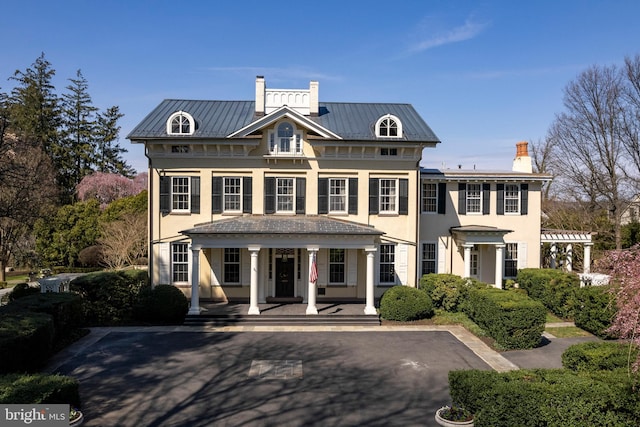 view of front facade featuring covered porch and a pergola