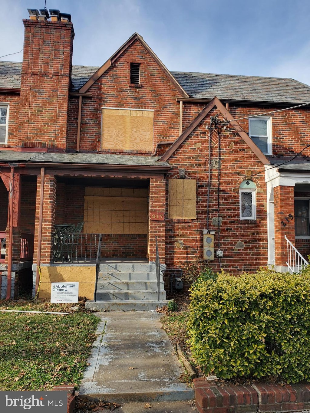 view of front of property with covered porch