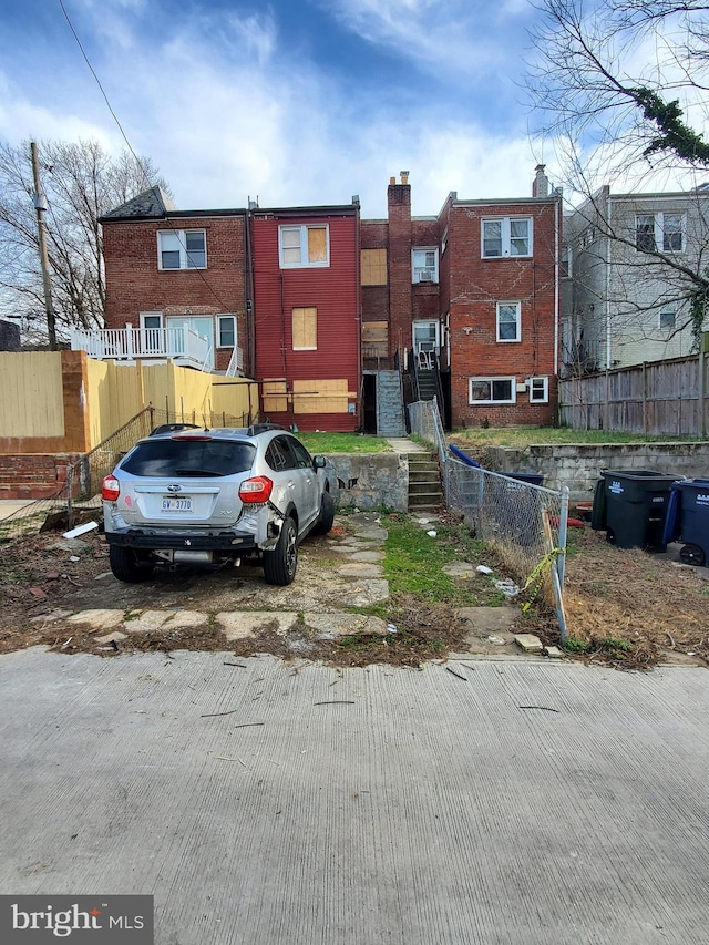 view of front of property featuring fence