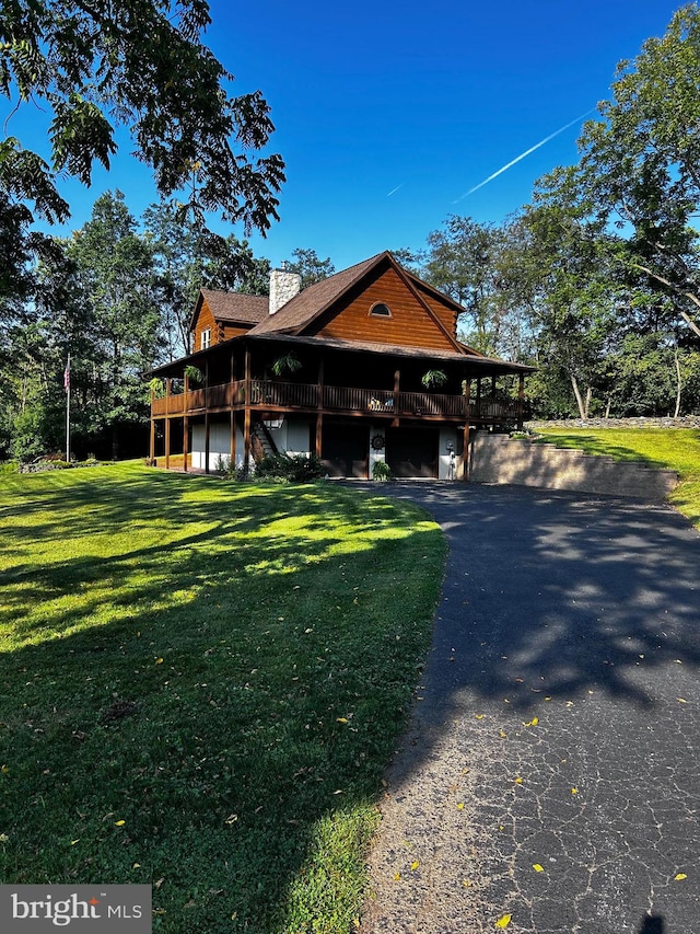 view of front of home featuring a front yard and a wooden deck