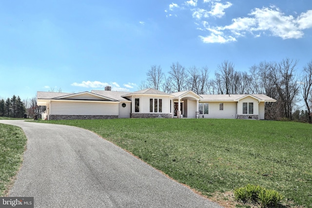 ranch-style home featuring a front lawn