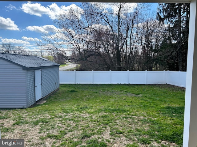 view of yard featuring a storage unit