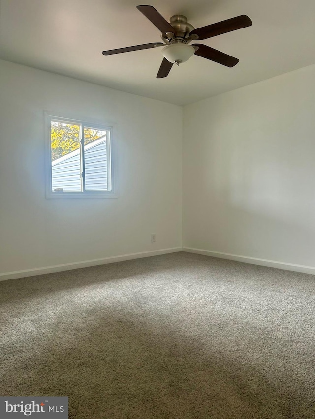 unfurnished room with carpet flooring and ceiling fan