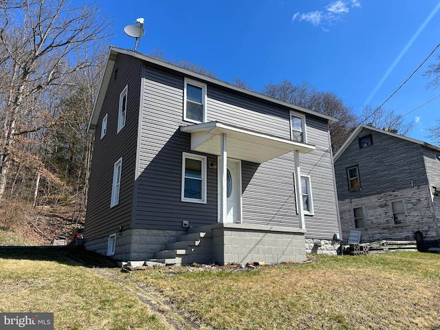 view of front of house with a front lawn