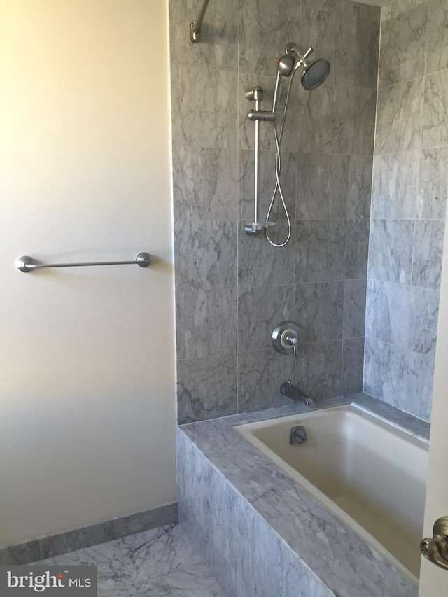 bathroom featuring tiled shower / bath combo