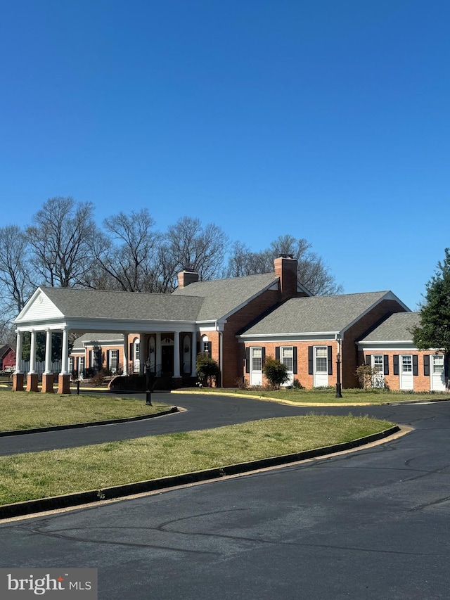 ranch-style house featuring a front lawn