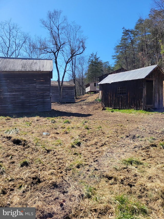 view of yard with an outdoor structure