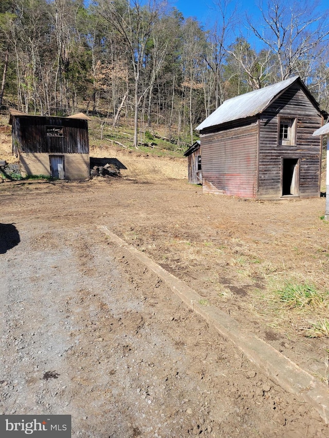 view of yard with an outdoor structure