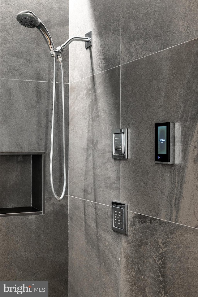 room details featuring tiled shower