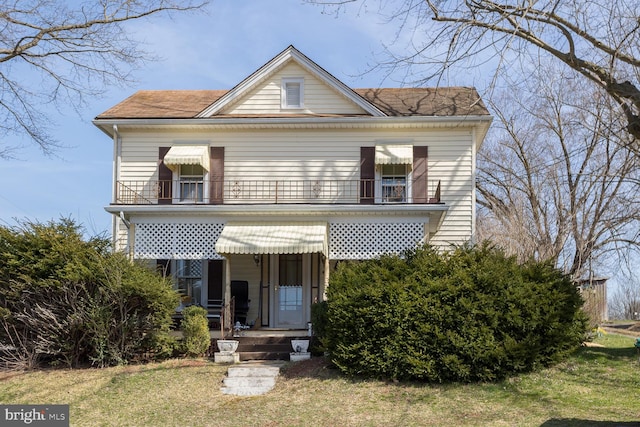 view of front of home featuring a front yard