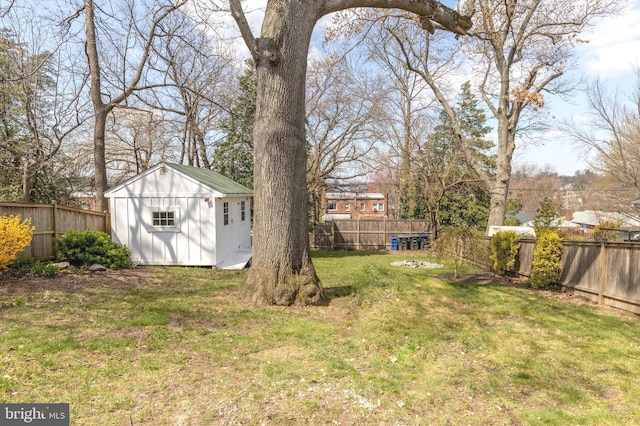 view of yard with a storage shed