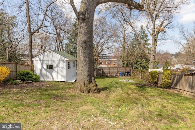 view of yard with a storage unit