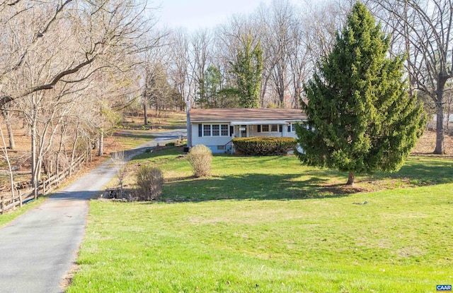 view of front of house featuring a front lawn